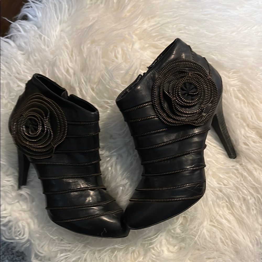 $350 BCBG Maxazria Black Leather Booties Side Zip Flower ArtSz 7.5